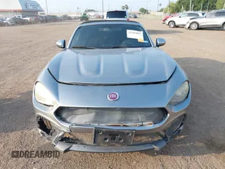 2017 FIAT 124 Spider Lusso z VIN JC1NFAEK5H0101807, wystawiony jako IAAI lot #42203847 z przebiegiem Nie podano mil oraz . Historia ofert i sprzedaży dostępna na DreamBid. Obrazek 6.