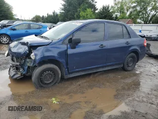 2010 Nissan Versa 1.6 z VIN 3N1CC1AP8AL358136, wystawiony jako Copart lot #58056475 z przebiegiem 164 139 mil mil oraz Szkoda całkowita • Salvage title. Historia ofert i sprzedaży dostępna na DreamBid. Obrazek 1.