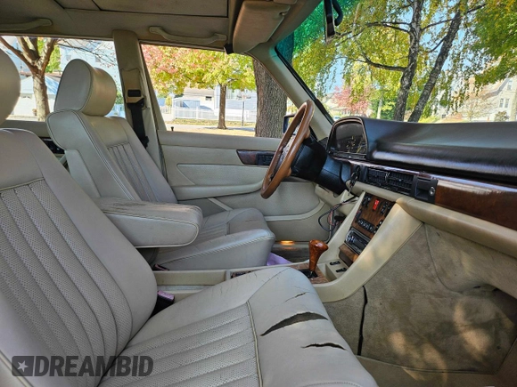 1988 Mercedes-Benz 560 with VIN WDBCA39D0JA410101, listed as a Copart auction lot 78961194 with 247,459 mi miles and Clean Title. Bid and sale history available at DreamBid. Image 5.