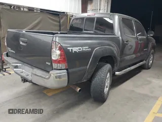 2013 Toyota Tacoma z VIN 3TMLU4EN5DM119775, wystawiony jako IAAI lot #41999062 z przebiegiem 122 757 mil mil oraz . Historia ofert i sprzedaży dostępna na DreamBid. Obrazek 4.