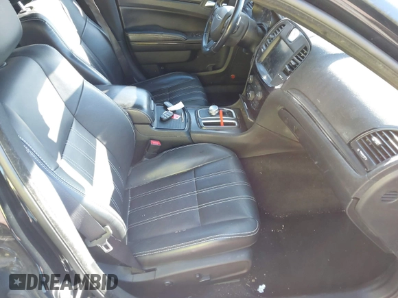 2016 Chrysler 300 S z VIN 2C3CCAGG4GH287737, wystawiony jako IAAI lot #41299711 z przebiegiem Nie podano mil oraz . Historia ofert i sprzedaży dostępna na DreamBid. Obrazek 5.