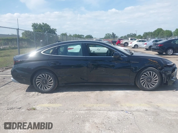 2024 Hyundai Sonata Hybrid Limited with VIN KMHL54JJ7RA102010, listed as a IAAI auction lot 42118010 with 3,782 mi miles. Bid and sale history available at carsss.com. Image 13.