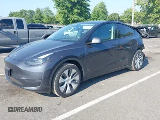 2024 Tesla Model Y Long Range z VIN 7SAYGDEEXRA263444, wystawiony jako IAAI lot #40199252 z przebiegiem 9 540 mil mil oraz . Historia ofert i sprzedaży dostępna na DreamBid. Obrazek 2.