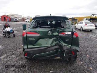 2023 Toyota Corolla Cross XLE z VIN 7MUDAABG2PV073950, wystawiony jako IAAI lot #40665833 z przebiegiem Nie podano mil oraz . Historia ofert i sprzedaży dostępna na DreamBid. Obrazek 16.