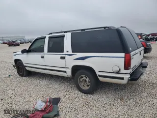 1996 GMC Suburban with VIN 1GDEC16R1TJ741423, listed as a Copart auction lot 83225074 with 488,815 mi miles and Salvage Title. Bid and sale history available at carsss.com. Image 2.