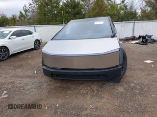 2024 Tesla Cybertruck z VIN 7G2CEHED6RA042416, wystawiony jako IAAI lot #41324245 z przebiegiem 332 mil mil oraz . Historia ofert i sprzedaży dostępna na DreamBid. Obrazek 12.