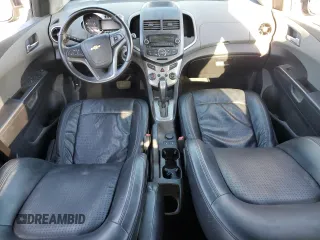 2012 Chevrolet Sonic LTZ z VIN 1G1JE6SH2C4126197, wystawiony jako Copart lot #85541214 z przebiegiem Nie podano mil oraz Szkoda całkowita • Salvage title. Historia ofert i sprzedaży dostępna na DreamBid. Obrazek 8.