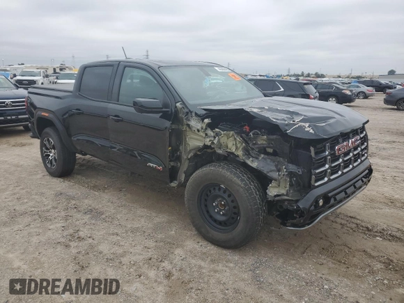 2024 GMC Canyon 4WD AT4 z VIN 1GTP6DEK1R1185858, wystawiony jako Copart lot #45866495 z przebiegiem 2069 mil mil oraz Szkody całkowita. Historia ofert i sprzedaży dostępna na DreamBid. Obrazek 4.