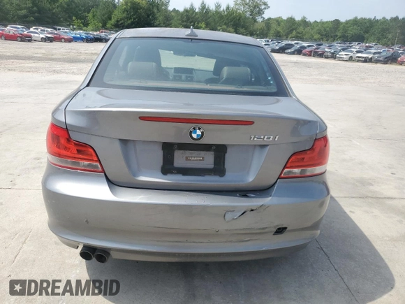 2013 BMW 1 Series 128i z VIN WBAUP9C58DVS95329, wystawiony jako Copart lot #56986015 z przebiegiem 115 518 mil mil oraz Szkoda całkowita • Salvage title. Historia ofert i sprzedaży dostępna na DreamBid. Obrazek 6.