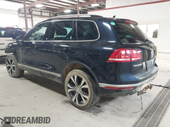 2017 Volkswagen Touareg Wolfsburg Edition z VIN WVGRF7BP0HD003232, wystawiony jako IAAI lot #41985161 z przebiegiem 165 850 mil mil oraz . Historia ofert i sprzedaży dostępna na DreamBid. Obrazek 3.