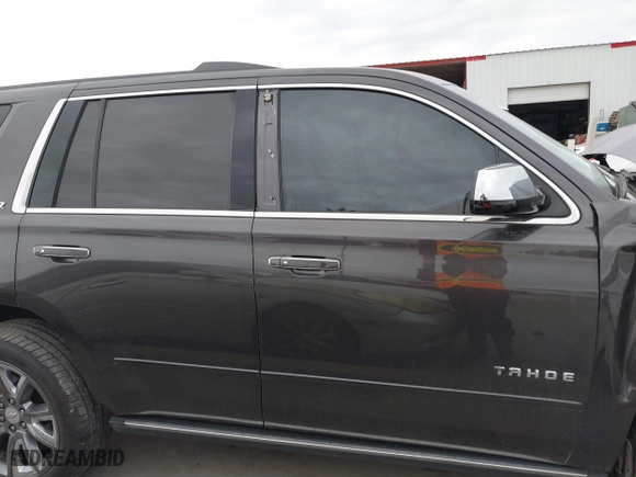 2015 Chevrolet Tahoe LTZ with VIN 1GNSCCKC7FR614886, listed as a IAAI auction lot 41679585 with 104,695 mi miles. Bid and sale history available at carsss.com. Image 13.