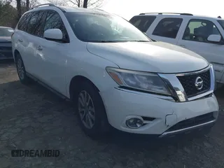 2016 Nissan Pathfinder S with VIN 5N1AR2MN2GC636547, listed as a IAAI auction lot 41304624 with 152,654 mi miles. Bid and sale history available at carsss.com. Image 1.