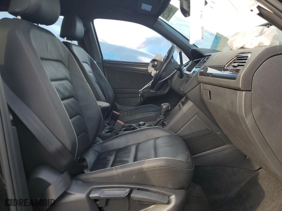 2020 Volkswagen Tiguan SEL Premium R-Line with VIN 3VV4B7AX5LM003382, listed as a Copart auction lot 46403255 with 28,355 mi miles and Salvage Title. Bid and sale history available at carsss.com. Image 7.