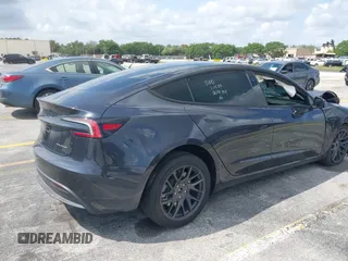 2025 Tesla Model 3 Long Range z VIN 5YJ3E1EBXSF909124, wystawiony jako IAAI lot #42015297 z przebiegiem Nie podano mil oraz . Historia ofert i sprzedaży dostępna na DreamBid. Obrazek 4.