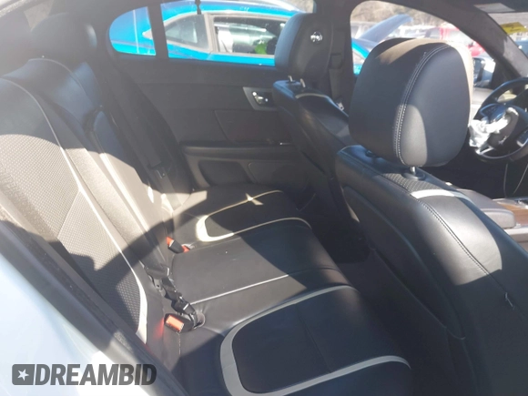 2015 Jaguar XF V6 Portfolio with VIN SAJWA0F7XF8U64372, listed as a IAAI auction lot 41352544 with 62,307 mi miles. Bid and sale history available at carsss.com. Image 8.