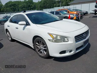 2009 Nissan Maxima S z VIN 1N4AA51E29C858337, wystawiony jako IAAI lot #42462102 z przebiegiem 204 080 mil mil oraz . Historia ofert i sprzedaży dostępna na DreamBid. Obrazek 1.