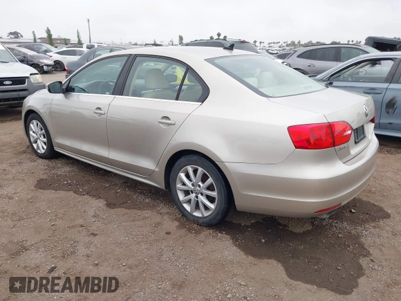 2014 Volkswagen Jetta SE z VIN 3VWD17AJ0EM247843, wystawiony jako IAAI lot #42385042 z przebiegiem 181 994 mil mil oraz . Historia ofert i sprzedaży dostępna na DreamBid. Obrazek 3.