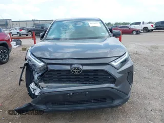 2023 Toyota RAV4 LE z VIN 2T3H1RFV0PC242415, wystawiony jako IAAI lot #42158883 z przebiegiem 11 413 mil mil oraz . Historia ofert i sprzedaży dostępna na DreamBid. Obrazek 12.