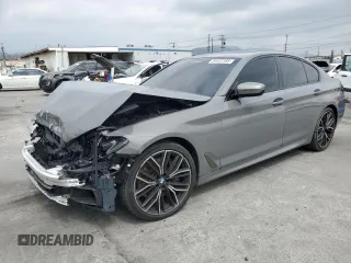 2022 BMW 5 Series M550i xDrive z VIN WBA13BK08NCJ34424, wystawiony jako Copart lot #54432385 z przebiegiem 28 058 mil mil oraz Czysty tytuł • Clean title. Historia ofert i sprzedaży dostępna na DreamBid. Obrazek 1.