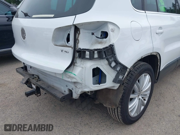 2016 Volkswagen Tiguan SE z VIN WVGBV7AX4GW508103, wystawiony jako IAAI lot #42473754 z przebiegiem 104 978 mil mil oraz . Historia ofert i sprzedaży dostępna na DreamBid. Obrazek 6.