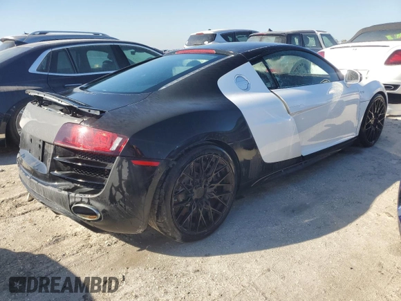 2011 Audi R8 5.2L z VIN WUAANAFG8BN000143, wystawiony jako Copart lot #74799504 z przebiegiem Nie podano mil oraz Szkoda całkowita • Salvage title. Historia ofert i sprzedaży dostępna na DreamBid. Obrazek 3.