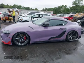 2021 Toyota Supra 3.0 z VIN WZ1DB0C03MW040150, wystawiony jako IAAI lot #42704929 z przebiegiem 15 076 mil mil oraz . Historia ofert i sprzedaży dostępna na DreamBid. Obrazek 6.