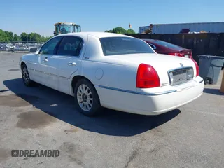 2006 Lincoln Town Car Signature z VIN 1LNHM81V46Y634398, wystawiony jako IAAI lot #42140781 z przebiegiem 159 256 mil mil oraz . Historia ofert i sprzedaży dostępna na DreamBid. Obrazek 3.