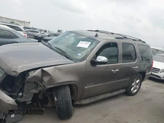 2011 Chevrolet Tahoe LTZ z VIN 1GNSCCE08BR394055, wystawiony jako IAAI lot #42171847 z przebiegiem 112 163 mil mil oraz . Historia ofert i sprzedaży dostępna na DreamBid. Obrazek 14.