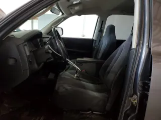 2004 Dodge Dakota Sport z VIN 1D7HL38N54S536938, wystawiony jako Copart lot #52455345 z przebiegiem 157 791 mil mil oraz Szkody całkowita. Historia ofert i sprzedaży dostępna na DreamBid. Obrazek 7.