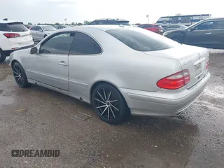 2001 Mercedes-Benz CLK 320/430 z VIN WDBLJ65G31F190943, wystawiony jako IAAI lot #42182943 z przebiegiem 127 102 mil mil oraz . Historia ofert i sprzedaży dostępna na DreamBid. Obrazek 3.