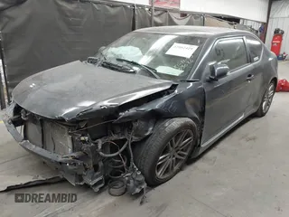 2013 Scion tC z VIN JTKJF5C79D3053026, wystawiony jako IAAI lot #42002429 z przebiegiem 95 774 mil mil oraz . Historia ofert i sprzedaży dostępna na DreamBid. Obrazek 2.