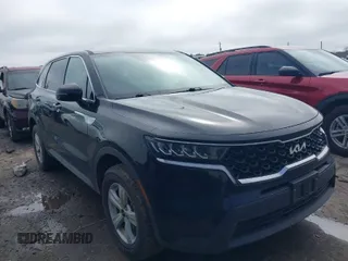 2022 Kia Sorento LX z VIN 5XYRGDLC5NG106820, wystawiony jako IAAI lot #41640020 z przebiegiem 71 826 mil mil oraz . Historia ofert i sprzedaży dostępna na DreamBid. Obrazek 1.