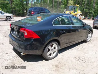 2013 Volvo S60 T5 Premier z VIN YV1612FS8D2206831, wystawiony jako IAAI lot #42409968 z przebiegiem 131 992 mil mil oraz . Historia ofert i sprzedaży dostępna na DreamBid. Obrazek 4.