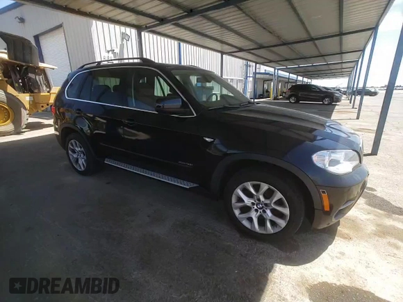 2013 BMW X5 xDrive35i z VIN 5UXZV4C56D0E11871, wystawiony jako Copart lot #58247665 z przebiegiem 136 874 mil mil oraz Szkoda całkowita • Salvage title. Historia ofert i sprzedaży dostępna na DreamBid. Obrazek 13.