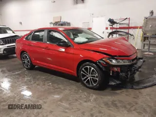 2025 Volkswagen Jetta Sport z VIN 3VWBX7BU2SM011768, wystawiony jako IAAI lot #40951748 z przebiegiem 869 mil mil oraz . Historia ofert i sprzedaży dostępna na DreamBid. Obrazek 1.