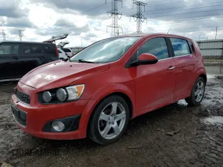 2012 Chevrolet Sonic LTZ z VIN 1G1JE6SH2C4146806, wystawiony jako Copart lot #46939375 z przebiegiem 129 436 mil mil oraz Szkoda całkowita • Salvage title. Historia ofert i sprzedaży dostępna na DreamBid. Obrazek 1.