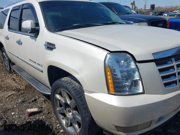 2007 Cadillac Escalade ESV with VIN 1GYFK668X7R327901, listed as a IAAI auction lot 41895943 with 268,821 mi miles. Bid and sale history available at carsss.com. Image 6.