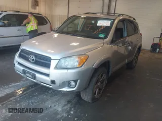 2010 Toyota RAV4 Sport z VIN 2T3RF4DV6AW080727, wystawiony jako IAAI lot #42526299 z przebiegiem Nie podano mil oraz . Historia ofert i sprzedaży dostępna na DreamBid. Obrazek 19.