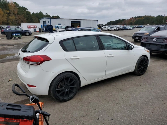 2018 Kia Forte LX with VIN KNAFK5A89J5774125, listed as a Copart auction lot 84541604 with 175,097 mi miles and Clean Title. Bid and sale history available at DreamBid. Image 3.