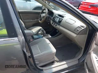 2002 Toyota Camry LE z VIN JTDBE32KX20070778, wystawiony jako IAAI lot #42389584 z przebiegiem 278 070 mil mil oraz . Historia ofert i sprzedaży dostępna na DreamBid. Obrazek 5.