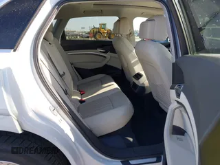 2019 Audi e-tron Premium Plus z VIN WA1LABGEXKB020765, wystawiony jako IAAI lot #42374055 z przebiegiem 53 673 mil mil oraz . Historia ofert i sprzedaży dostępna na DreamBid. Obrazek 8.