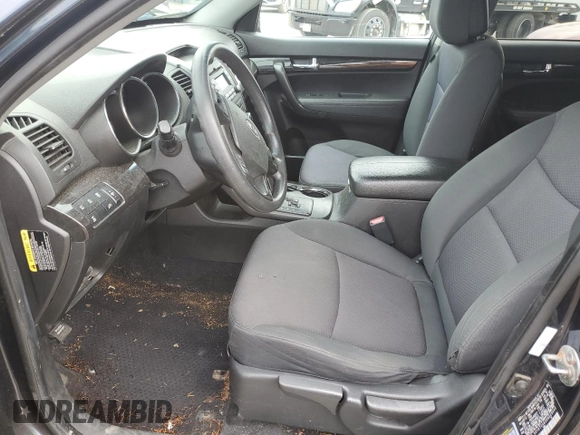 2013 Kia Sorento LX z VIN 5XYKTCA6XDG329602, wystawiony jako Copart lot #60485825 z przebiegiem 170 926 mil mil oraz Czysty tytuł • Clean title. Historia ofert i sprzedaży dostępna na DreamBid. Obrazek 7.