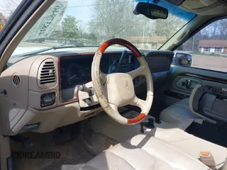 1999 Cadillac Escalade z VIN 1GYEK13R9XR400123, wystawiony jako IAAI lot #41837946 z przebiegiem 207 213 mil mil oraz . Historia ofert i sprzedaży dostępna na DreamBid. Obrazek 13.