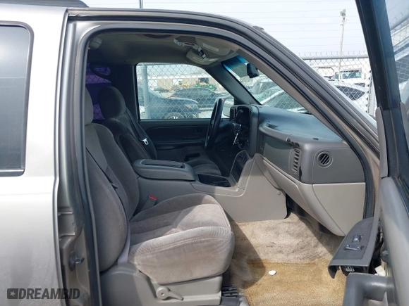 2003 Chevrolet Tahoe LS with VIN 1GNEC13V03R272663, listed as a IAAI auction lot 41933407 with 245,113 mi miles. Bid and sale history available at carsss.com. Image 5.