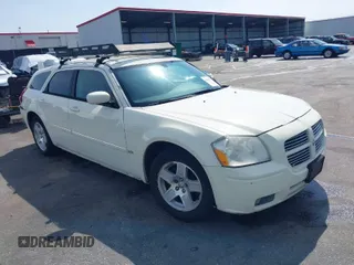 2005 Dodge Magnum SE with VIN 2D4FV48V85H648064, listed as a IAAI auction lot 41930901 with 213,453 mi miles. Bid and sale history available at carsss.com. Image 1.