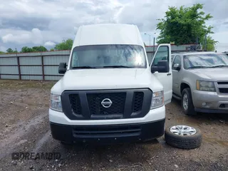 2021 Nissan NV Cargo SV z VIN 1N6BF0LY9MN808457, wystawiony jako IAAI lot #41994149 z przebiegiem 132 571 mil mil oraz . Historia ofert i sprzedaży dostępna na DreamBid. Obrazek 6.
