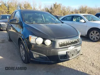 2013 Chevrolet Sonic LS z VIN 1G1JA5SH2D4158090, wystawiony jako IAAI lot #41426254 z przebiegiem 123 679 mil mil oraz . Historia ofert i sprzedaży dostępna na DreamBid. Obrazek 1.