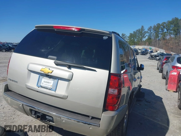 2014 Chevrolet Tahoe LTZ z VIN 1GNSCCE00ER228911, wystawiony jako IAAI lot #41732239 z przebiegiem 216 743 mil mil oraz . Historia ofert i sprzedaży dostępna na DreamBid. Obrazek 4.