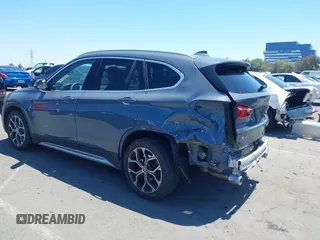 2021 BMW X1 sDrive28i z VIN WBXJG7C02M5T37169, wystawiony jako IAAI lot #42226396 z przebiegiem 48 603 mil mil oraz . Historia ofert i sprzedaży dostępna na DreamBid. Obrazek 3.