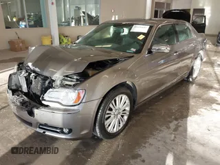 2014 Chrysler 300 C z VIN 2C3CCAKG6EH273214, wystawiony jako IAAI lot #41656641 z przebiegiem 211 121 mil mil oraz . Historia ofert i sprzedaży dostępna na DreamBid. Obrazek 2.